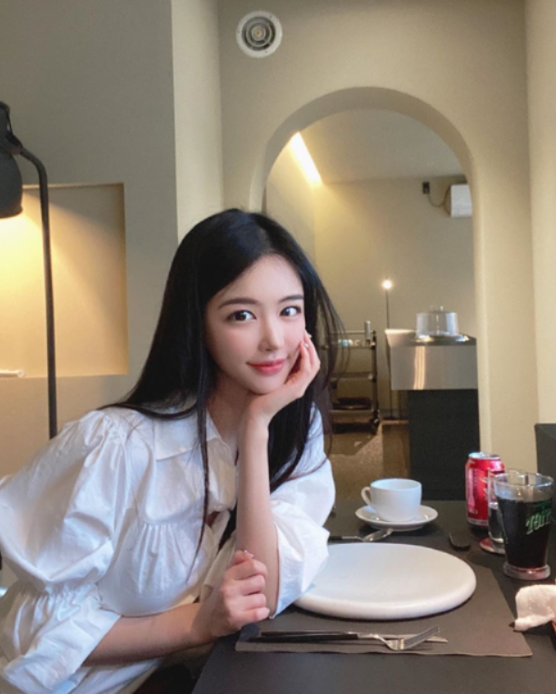 asian woman waiting for a meal in a restaurant  sugarcoupling.com